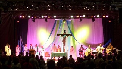 Stubenville Retreat: Full Stage with Yellow Splash.  Lighting Designer: John Schlick
